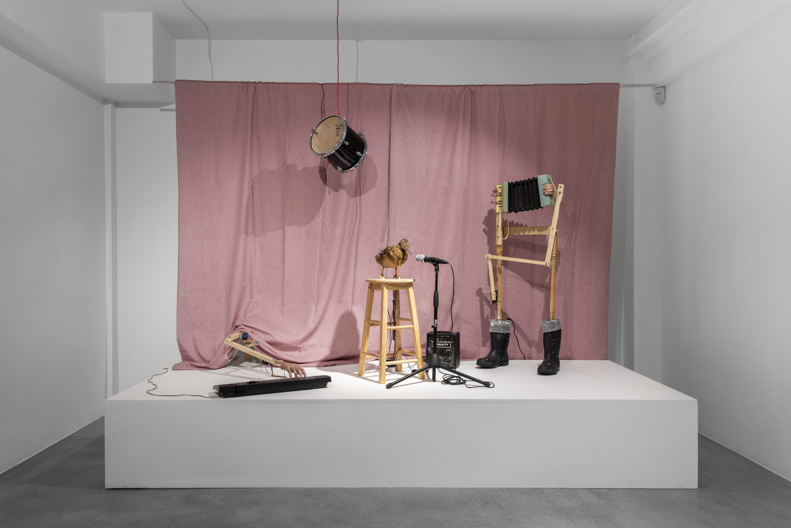 Tobias Bradford, Stage Fright, 2021. Mekanisk installation. Installationsvy Huxley-Parlour Gallery, London.