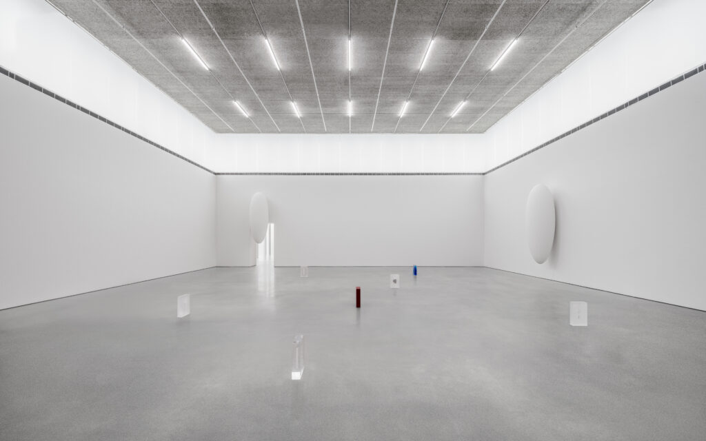 Tarik Kiswanson, Becoming, 2023. Installationsvy, Bonniers Konsthall. Foto: Jean-Baptiste Béranger.