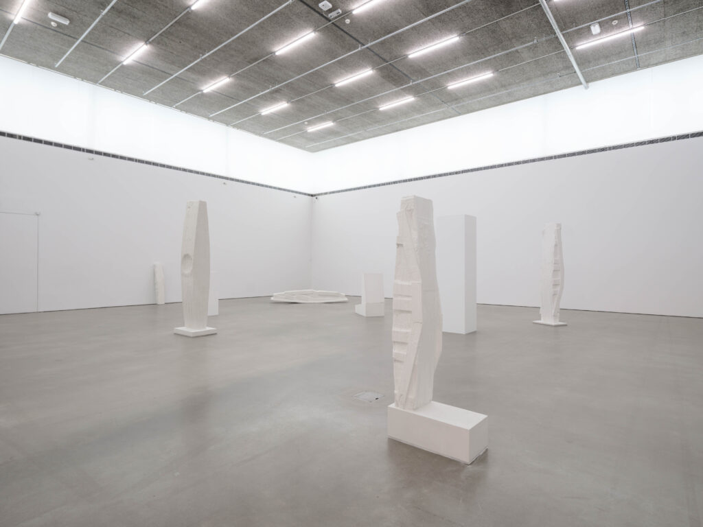 Anna Andersson, Olika grader av böjningar, 2023. Installationsvy, Bonniers Konsthall. Foto: Jean-Baptiste Béranger.