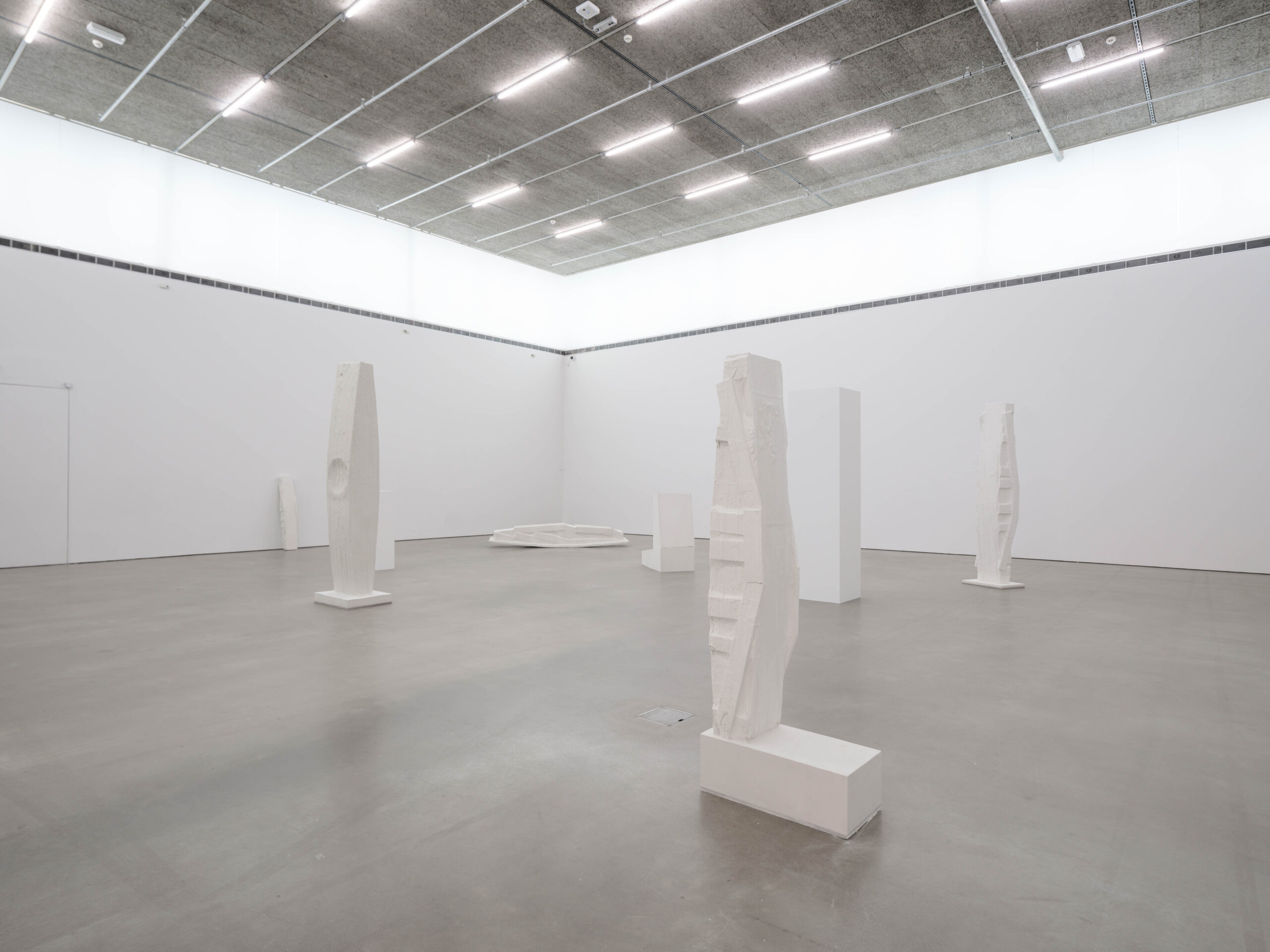 Anna Andersson, Olika grader av böjningar, 2023. Installationsvy, Bonniers Konsthall. Foto: Jean-Baptiste Béranger.