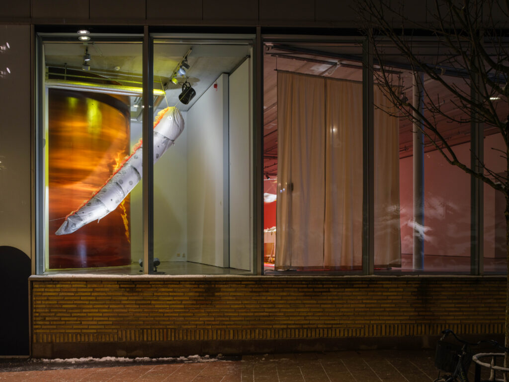 Maja Fredin, Searching for my Inner Elvis in a Post Elvis Society, 2023. Installationsvy, Bonniers Konsthall. Foto: Jean-Baptiste Béranger.