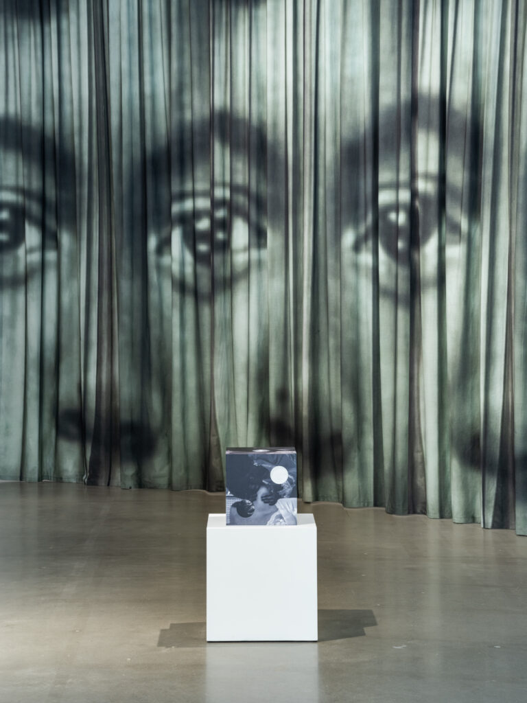 Frida Orupabo, On Lies, Secrets and Silence, 2024. Installationsvy, Bonniers Konsthall. Foto: Jean-Baptiste Béranger