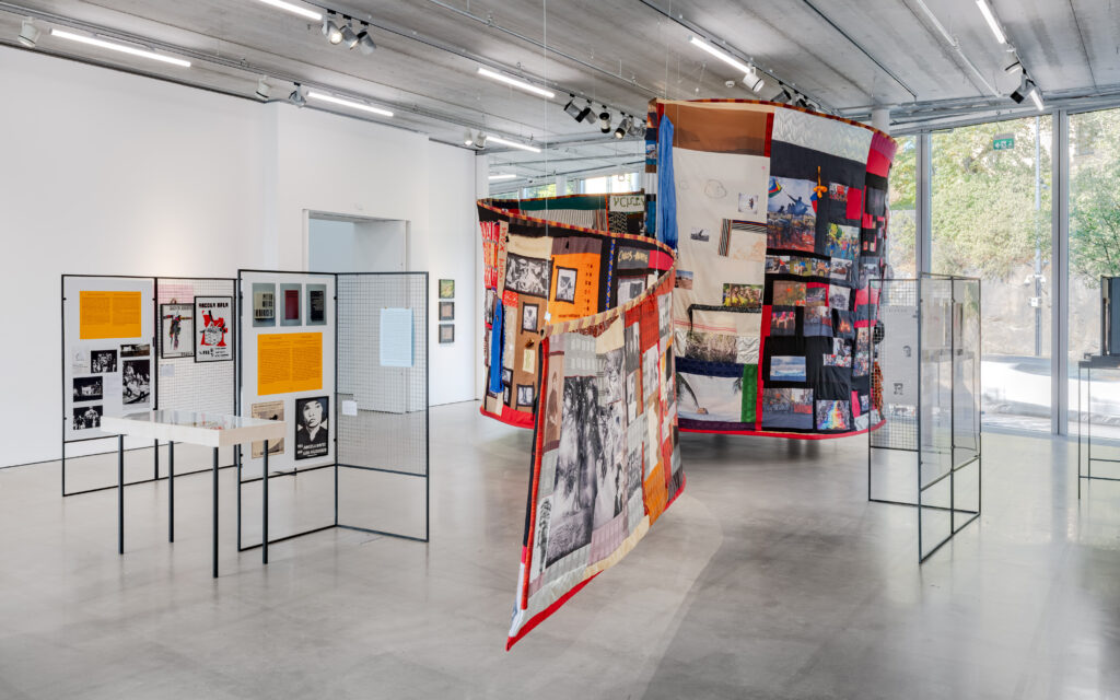 Hamedine Kane & Valérie Osouf, Where the Seams Hold Against the Fixed Narrative, 2026. Foto: Bonniers Konsthall (Jean-Baptiste Béranger)