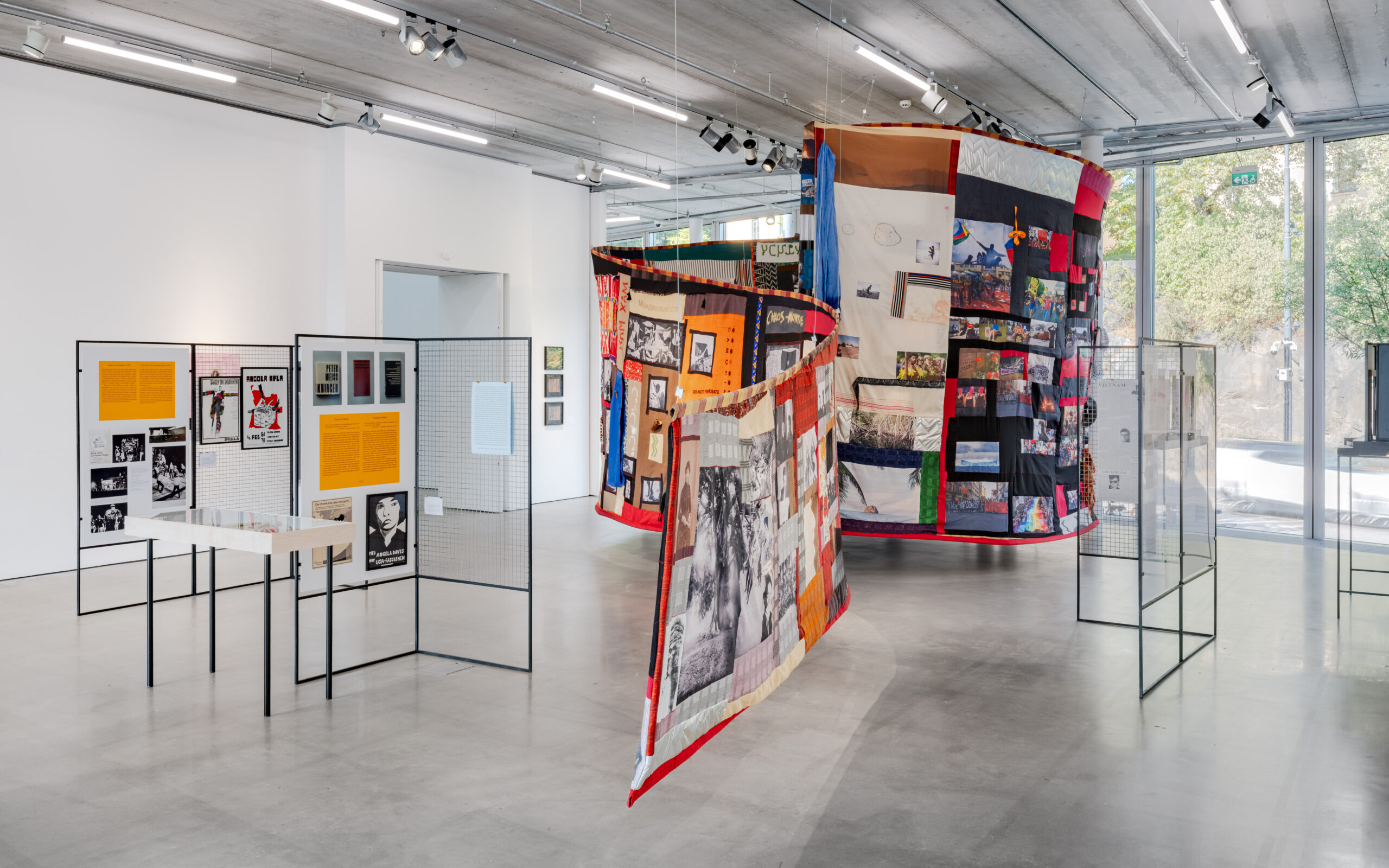 Hamedine Kane & Valérie Osouf, Where the Seams Hold Against the Fixed Narrative, 2026. Foto: Bonniers Konsthall (Jean-Baptiste Béranger)