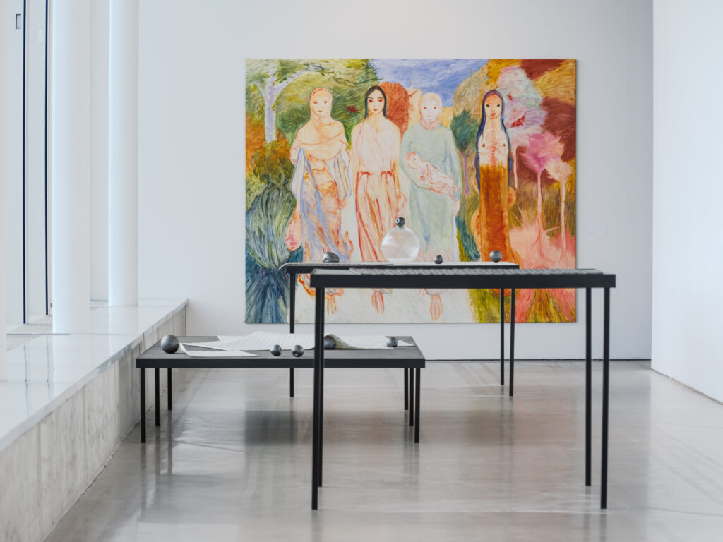 Förgrund: Chiara Bugatti, Poses and Postures, 2026. Bakgrund: Kateryna Lysovenko, To be in Vienna, seeing people from other wars, 2025. Foto: Bonniers Konsthall (Jean-Baptiste Béranger)